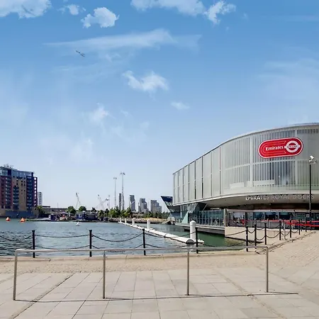 Fully Serviced Two Bed Apartment With River View Londres Exterior foto